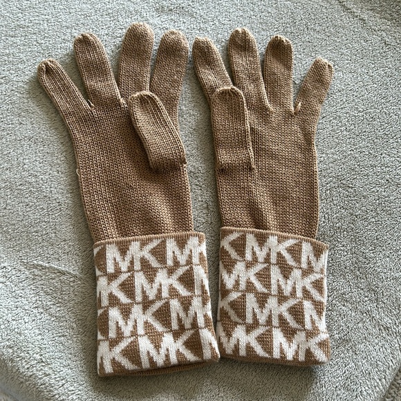 Michael Kors gloves. - Picture 3 of 4